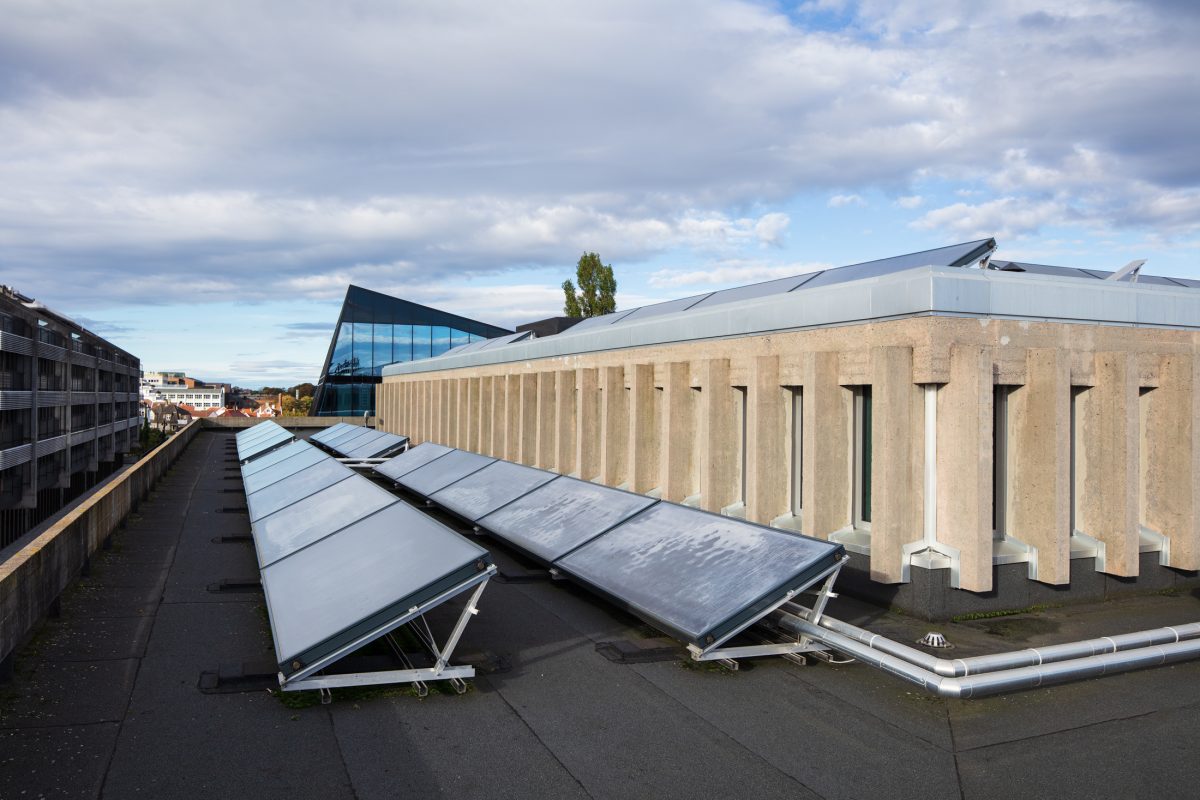 Etter innspel frå Byantikvaren i Stavanger blei solfangaranlegget redusert i storleik og trekt lenger inn på taket, slik at det ikkje er synleg frå gatenivå.