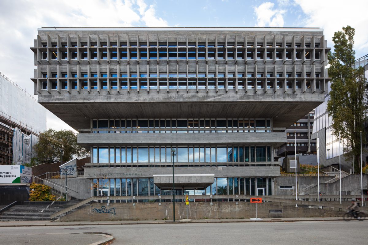 Stavanger svømmehall er en brutalistisk bygning fra 1971, tegnet av Gert Walter Thuesen og Jacob Grytten. Nå har den fått solfangere på taket.