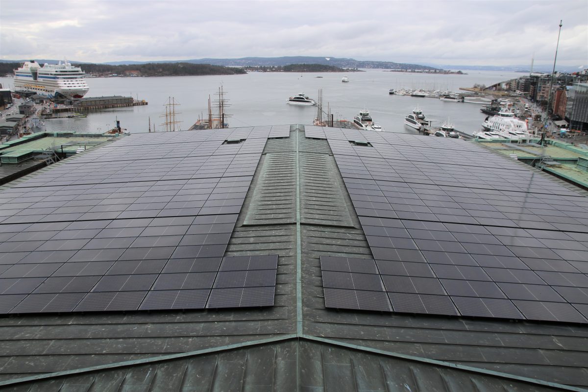 Oslo Rådhus har fått installert solcelleanlegg på deler av taket. Symmetrisk plassering av panelene gjør at anlegget også fungerer godt sett ovenfra.