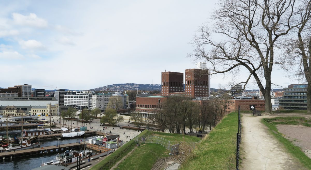 Oslo Rådhus har fått installert solcelleanlegg på deler av taket. Solcelleanlegget er synlig fra tårnene, men ikke fra offentlig rom eller bakkeplan. De kan så vidt skimtes fra toppen av Akershus festning, hvis man ser nøye etter.