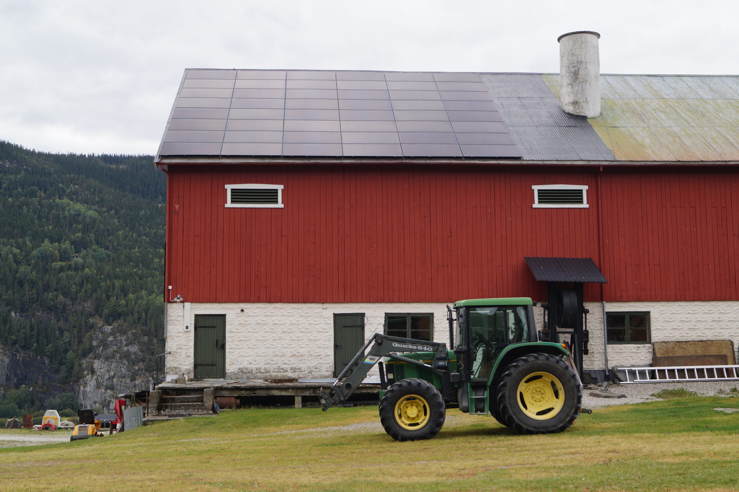 På Elstad gård i Ringebu er det lagt solcellepaneler på deler av driftsbygningen. Fargen og omrammingen på panelene er godt tilpasset bølgeblikktekkingen, og panelene er systematisert på en god måte. Panelene dekker et helhetlig område, slik at de ikke konkurrerer med takflaten under.