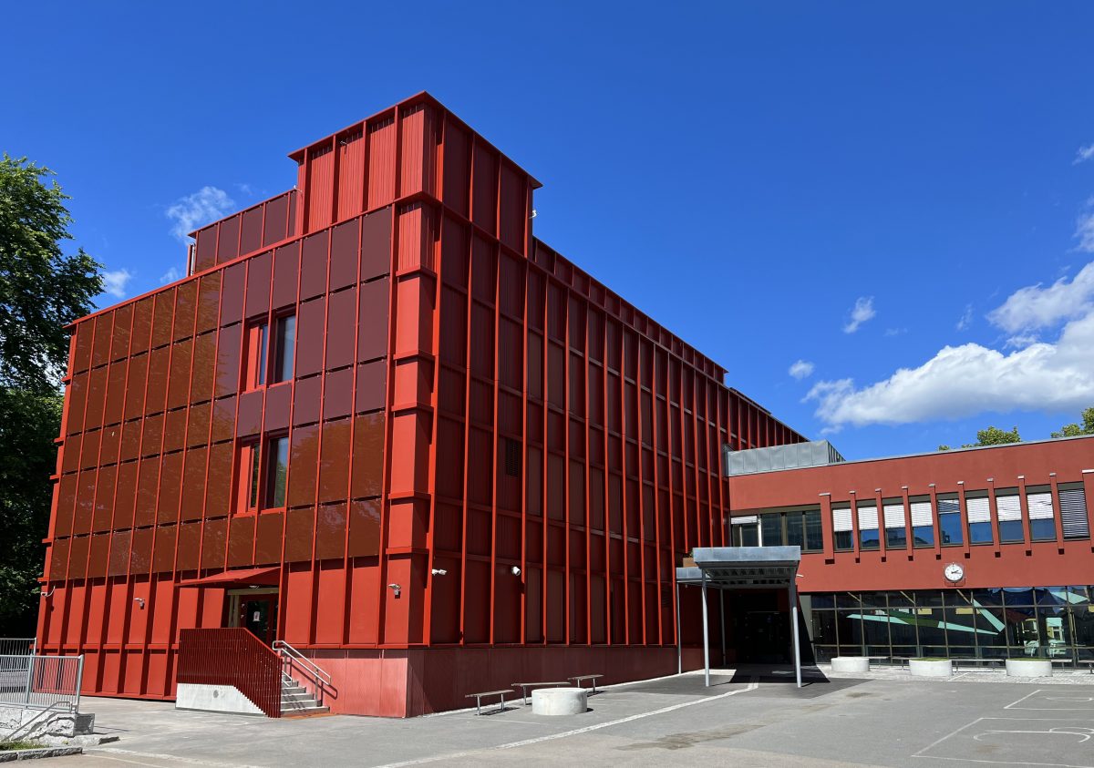 Raude solcellepanel på Sofienberg skole. Bygningen er totalrehabilitert og har fått solceller både på taket og fasaden.