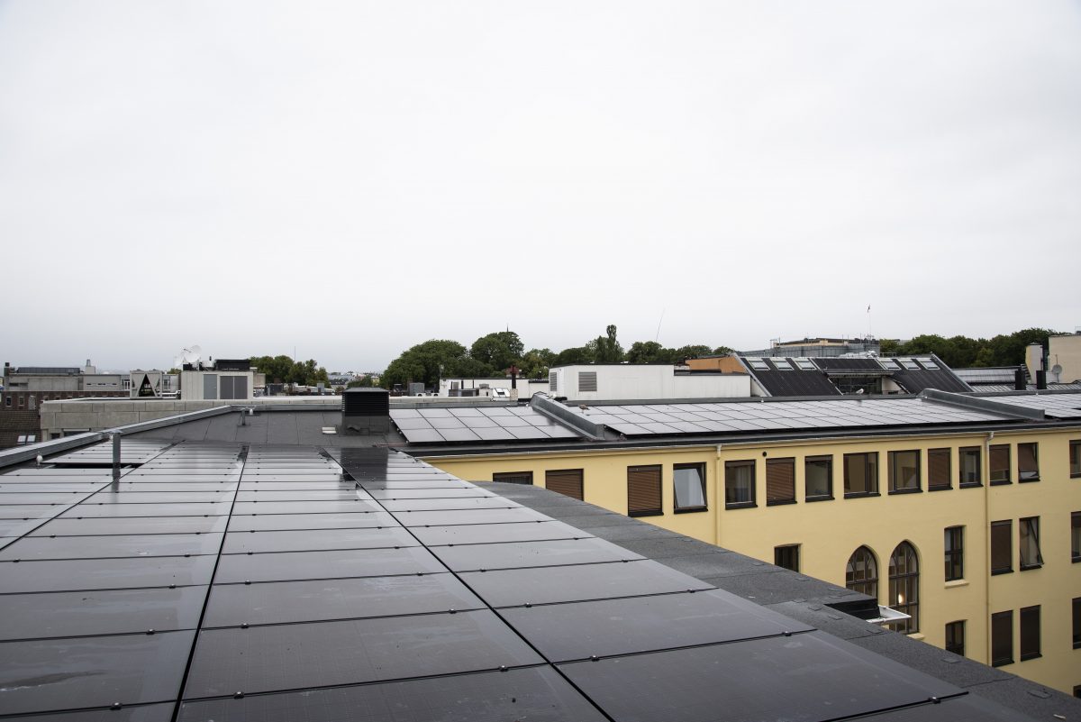 På Victoria Terrasse har det blitt gitt tillatelse til å legge solcelleanlegg inn mot bakgården. Paneler og omramming har samme farge som taket, og er lagt som et reversibelt tillegg.