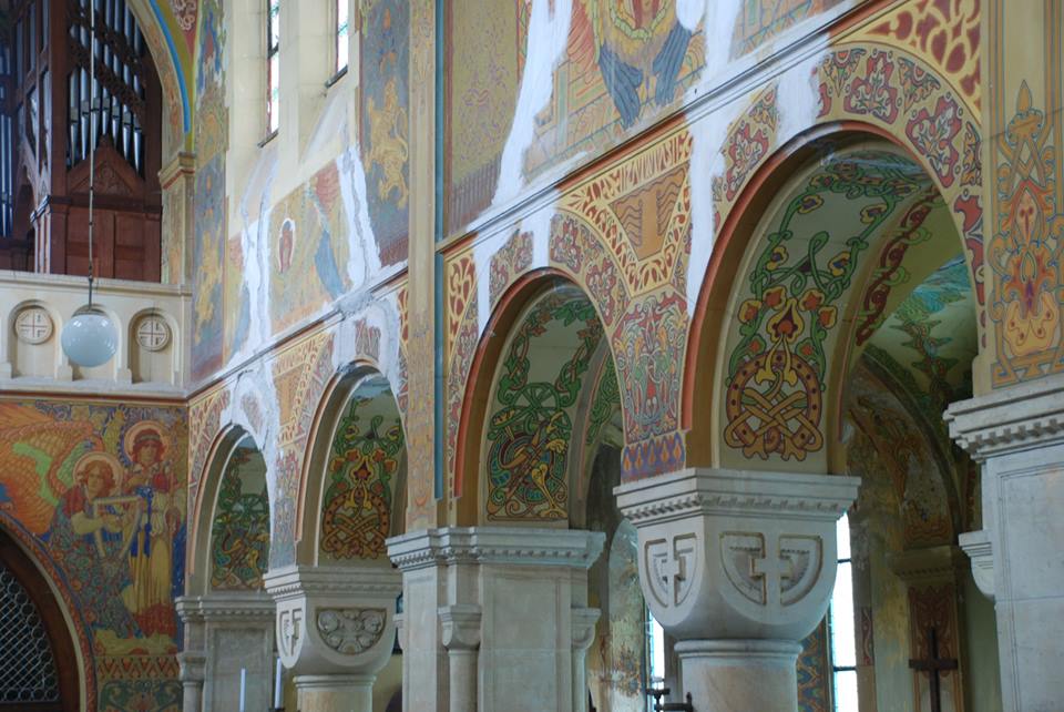Nærbilde av kirkevegger som er rikt dekorert og utsmykket i rødt, grønt, gult og blått.