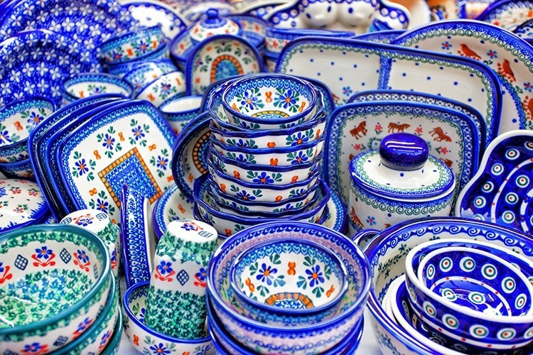 Nærbilde av vakkert dekorert keramikk i blått, grønt og oransje.