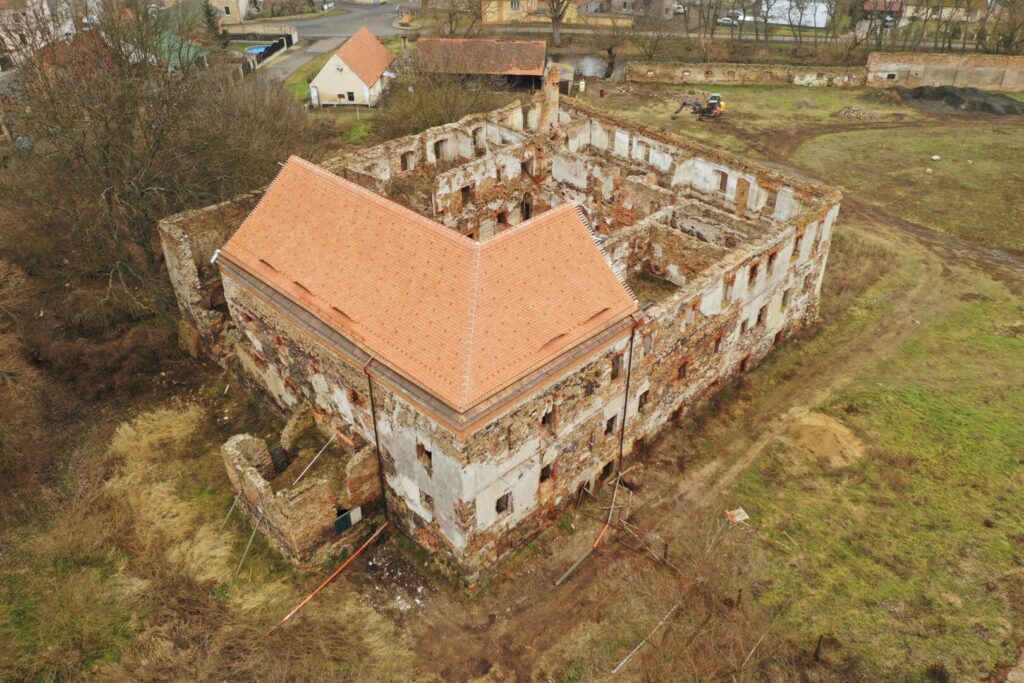 Et forfallent slott, med delvis tak i ruinliknende tilstand.