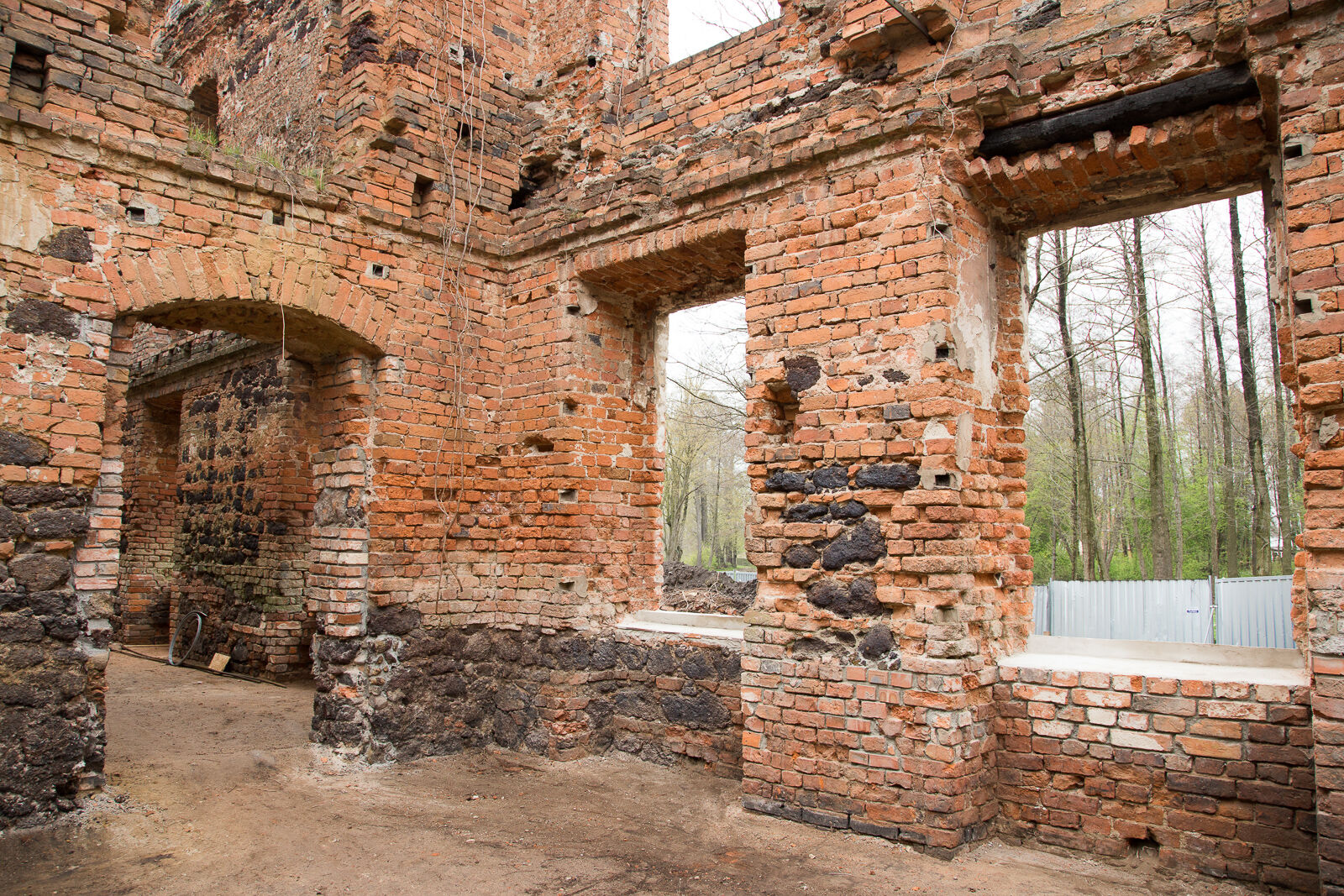 Ruiner av et tidligere palass bygget i rød murstein.