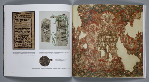 En oppslått bok med bilder av gamle religiøse skrifter og tegninger.