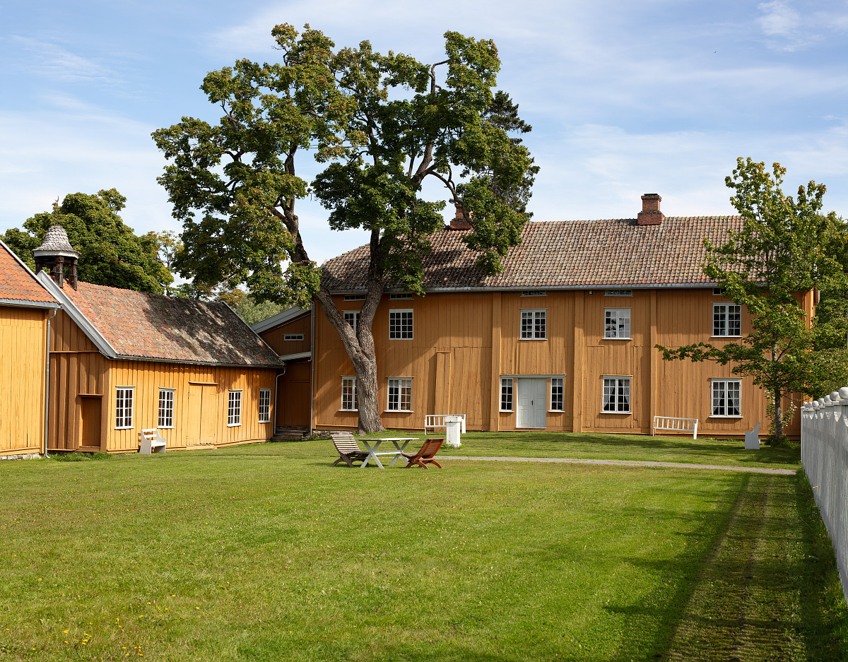 Steinberg gård, bolig og vognskjul