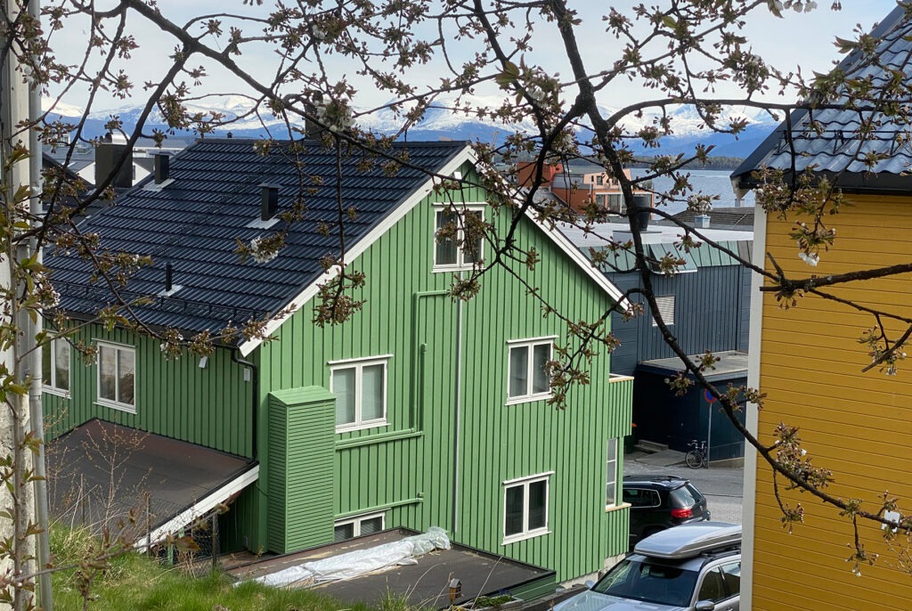 Grønnmalt varmepumpehus på bolig i Molde.