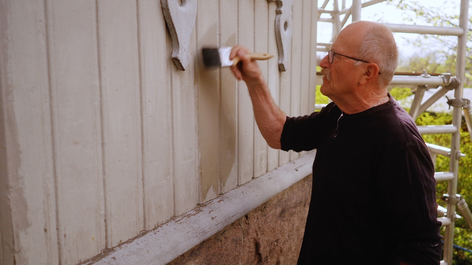 Malerikonservator Jon Brænne viser hvordan man skal male med linolje