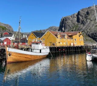 Fotefar mot nord i Nusfjord, med fiskebåt som ligger til kai.
